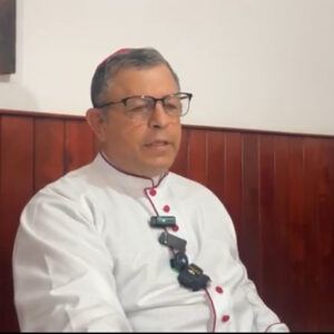 Arzobispo pide disculpas por pasearse en el Papa Móvil; mientras era el sepelio del Papa en Roma