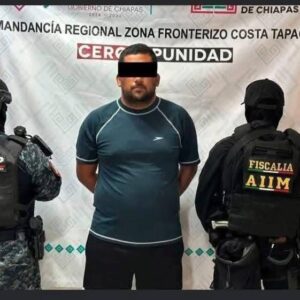 Detienen a profesor de preparatoria de Pijijiapan denunciado por acoso sexual durante la clausura de cursos