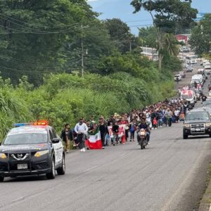 Migrantes inician caravana tras detención de activista