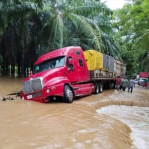 Fuertes lluvias incomunican el Soconusco: Vías colapsadas y cientos de vehículos varados en la Costa de Chiapas