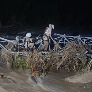 CFE avanza al 70% en reparación de linea de Línea de Alta Tensión caída; Usan helicóptero para atender emergencia.