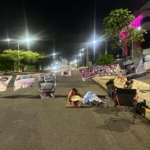 Madres en Resistencia cumplen dos días de planton frente a la Fiscalía