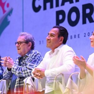 Escritoras chiapanecas protestan durante visita de Paco Ignacio Taibo II en Tuxtla