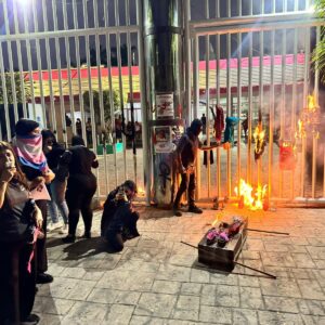 Queman féretros de cartón en la sede de Gobierno en marcha del 25N en Chiapas
