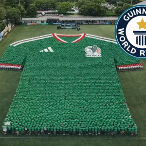 Chiapas quiere romper el Récord Guinness: formará la playera humana más grande del mundo